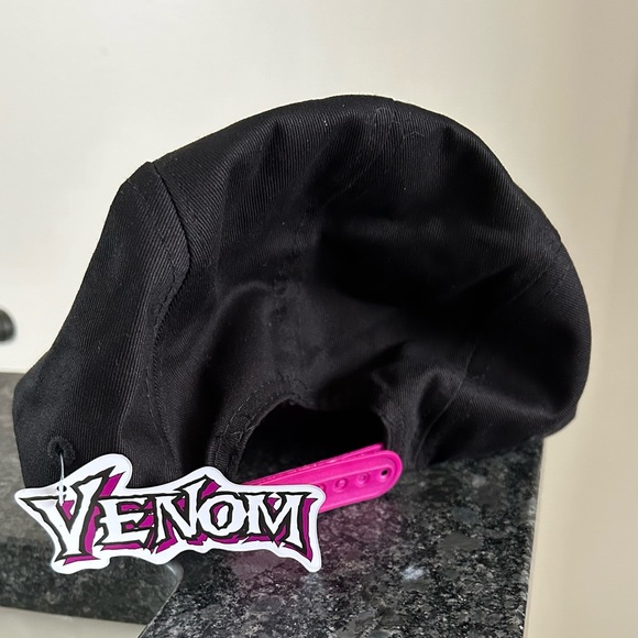 Marvel Venom Spiderman Hat Black With Purple Bill Cap 5 Panel Snap - Picture 2 of 2
